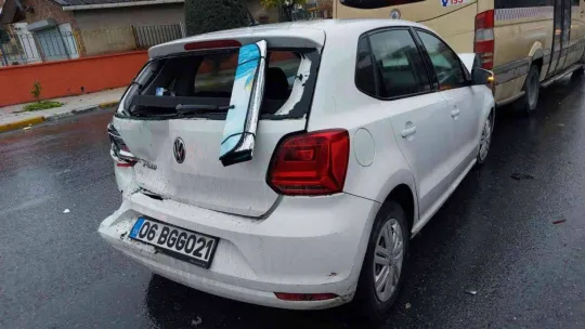 Kamyonetin çarptığı otomobil dolmuşa arkadan vurdu: 1 yaralı