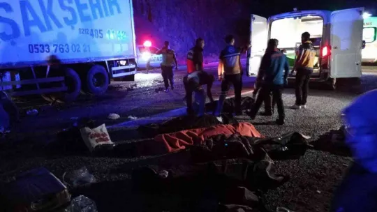 Kamyonla minibüs çarpıştı, çok sayıda ölü ve yaralı var