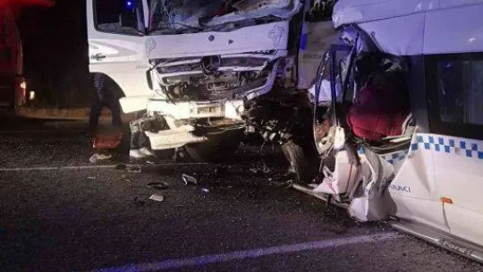Kamyonla minibüs çarpıştı, çok sayıda ölü ve yaralı var