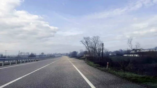 Kamyonun kapağı açıldı, yol mısırla kaplandı