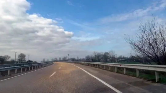 Kamyonun kapağı açıldı, yol mısırla kaplandı