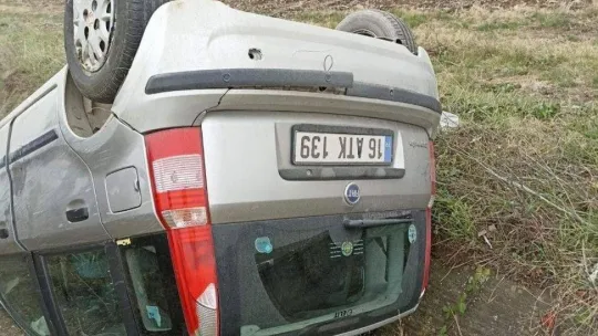 Kanala düşen otomobilden sağ çıktılar