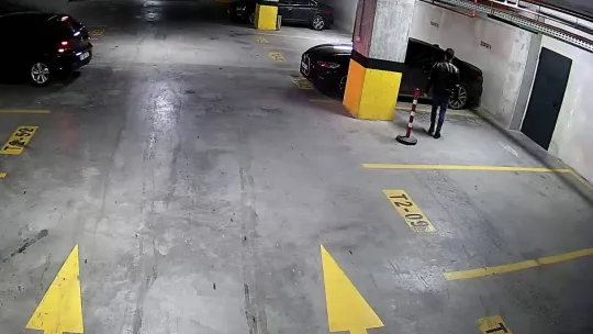 Kapalı otoparkta bulunan 2 milyon lira değerindeki lüks otomobili böyle çaldı