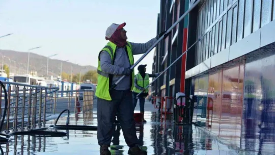 Kapalı pazarda temizlik çalışmaları