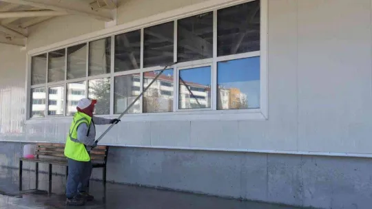 Kapalı pazarda temizlik çalışmaları