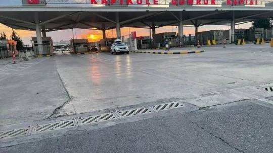 Kapıkule'de 1 günde 35 bin 887 kişinin girişi yapılarak tarihi rekor kırıldı