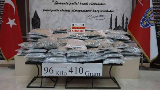 Kapıkule'de valizler dolusu uyuşturucuyu çöpe atarken yakalandılar