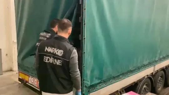 Kapıkule'de valizler dolusu uyuşturucuyu çöpe atarken yakalandılar