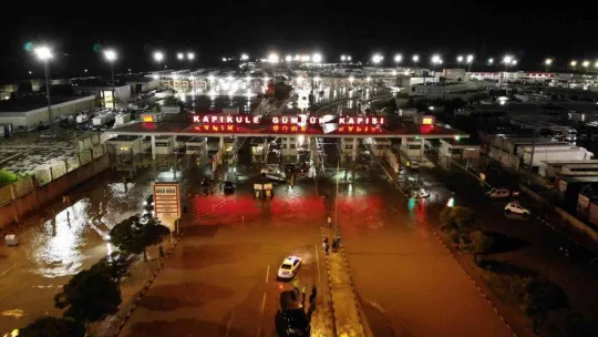 Kapıkule Sınır Kapısında vatandaşlar araçlarıyla mahsur kaldı