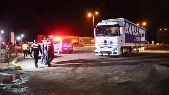 Kapıkule yolunda tır ile çarpışan otomobil hurdaya döndü: 1 yaralı