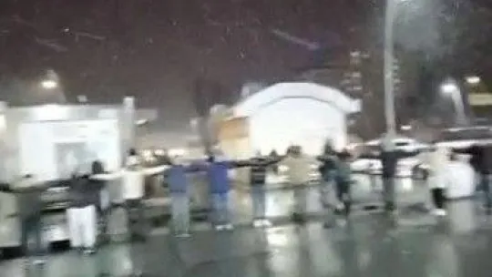 Kar altında halay çekip asker uğurladılar