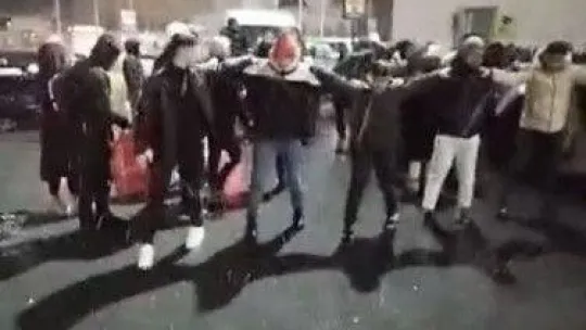 Kar altında halay çekip asker uğurladılar