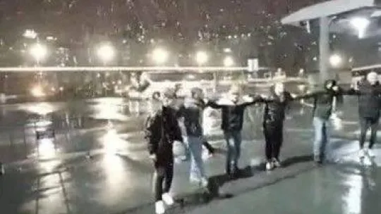 Kar altında halay çekip asker uğurladılar