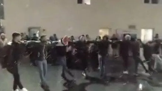 Kar altında halay çekip asker uğurladılar