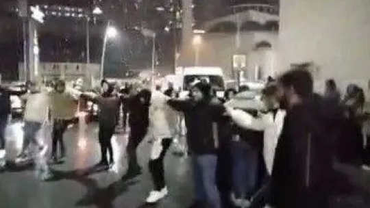 Kar altında halay çekip asker uğurladılar