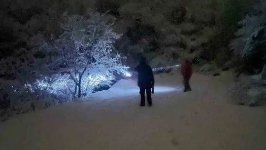 Kar bastırınca arabalarıyla mahsur kaldılar