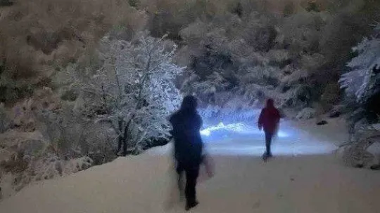 Kar bastırınca arabalarıyla mahsur kaldılar