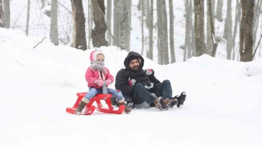Kar yağınca eğlencenin merkezi oldu: Kızağını alan buraya koştu