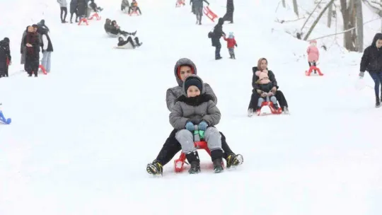 Kar yağınca eğlencenin merkezi oldu: Kızağını alan buraya koştu