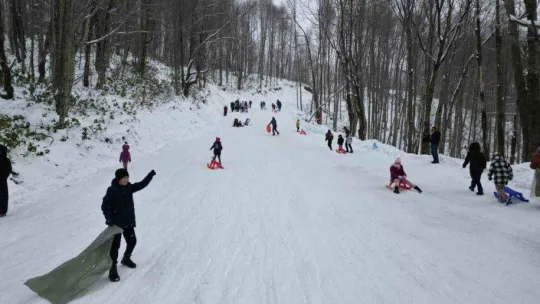 Kar yağınca eğlencenin merkezi oldu: Kızağını alan buraya koştu