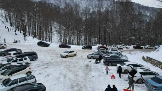 Kar yağınca eğlencenin merkezi oldu: Kızağını alan buraya koştu