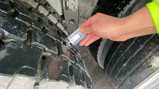 Kar yağışı ekipleri harekete geçirdi: Araçların lastikleri tek tek kontrol edildi