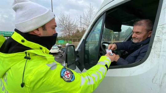 Kar yağışı ekipleri harekete geçirdi: Araçların lastikleri tek tek kontrol edildi