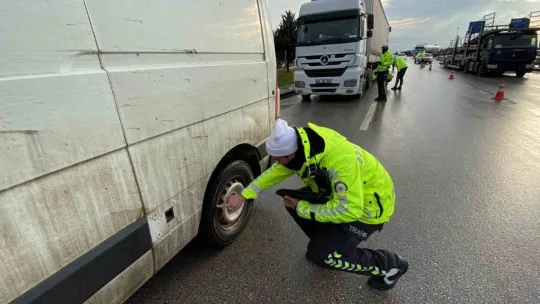 Kar yağışı ekipleri harekete geçirdi: Araçların lastikleri tek tek kontrol edildi