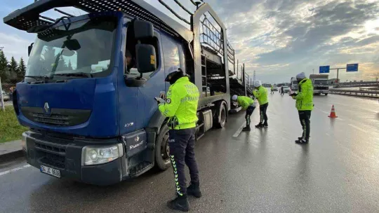 Kar yağışı ekipleri harekete geçirdi: Araçların lastikleri tek tek kontrol edildi
