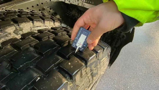 Kar yağışı ekipleri harekete geçirdi: Araçların lastikleri tek tek kontrol edildi