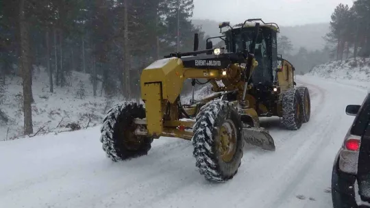Kar yağışı nedeniyle Kazdağları'nda ulaşım güçlükle sağlanıyor