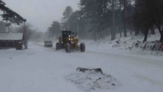 Kar yağışı nedeniyle Kazdağları'nda ulaşım güçlükle sağlanıyor