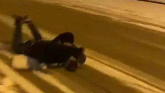 Kar yağışı sonrası eğlenceli anlar: Motosiklete ip bağlayıp karda kaydı