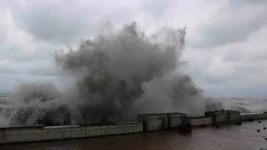 Karadeniz'de dev dalgalar