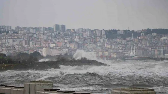 Karadeniz'de dev dalgalar