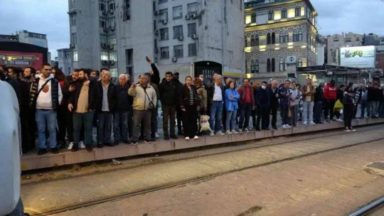 Karaköy'de tramvay yoluna giren cip raylarda asılı kaldı, tramvay seferleri durdu