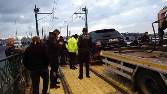 Karaköy'de tramvay yoluna giren cip raylarda asılı kaldı, tramvay seferleri durdu