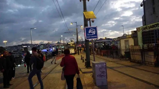 Karaköy'de tramvay yoluna giren cip raylarda asılı kaldı, tramvay seferleri durdu