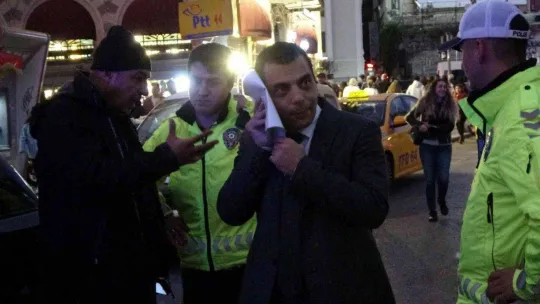 Karaköy'de tramvay yoluna giren cip raylarda asılı kaldı, tramvay seferleri durdu