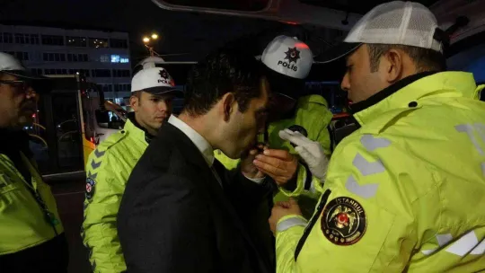 Karaköy'de tramvay yoluna giren cip raylarda asılı kaldı, tramvay seferleri durdu