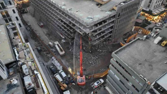 Karaköy'deki katlı otoparkın yıkım çalışmaları havadan görüntülendi
