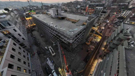 Karaköy'deki katlı otoparkın yıkım çalışmaları havadan görüntülendi