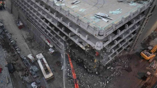 Karaköy'deki katlı otoparkın yıkım çalışmaları havadan görüntülendi