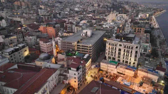 Karaköy'deki katlı otoparkın yıkım çalışmaları havadan görüntülendi