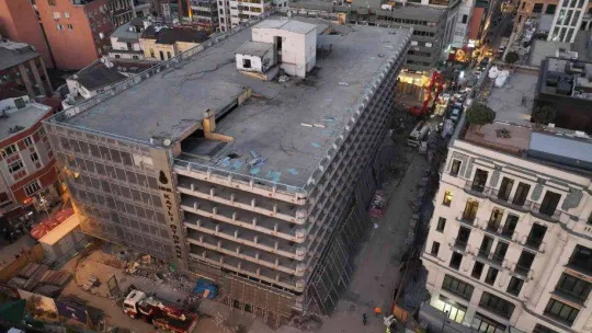 Karaköy'deki katlı otoparkın yıkım çalışmaları havadan görüntülendi