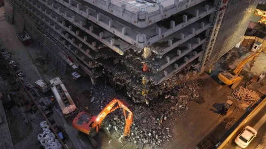 Karaköy'deki katlı otoparkın yıkım çalışmaları havadan görüntülendi