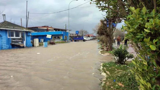 Karasu'da dalgalar karaya vurdu: 10 iş yeri zarar gördü, yollar çöktü