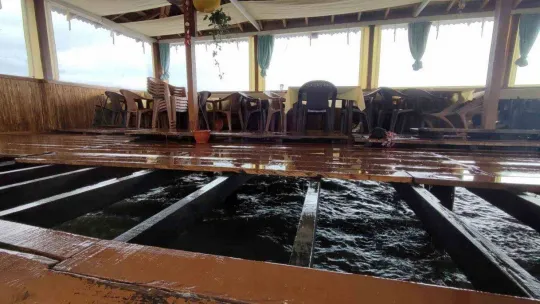 Karasu'da dalgalar karaya vurdu: 10 iş yeri zarar gördü, yollar çöktü