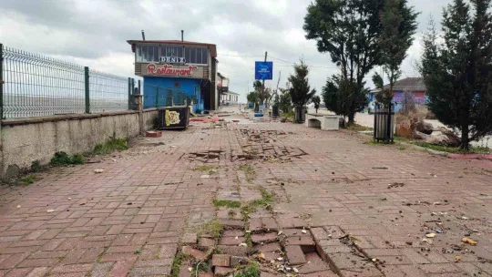 Karasu'da dalgalar karaya vurdu: 10 iş yeri zarar gördü, yollar çöktü