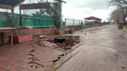 Karasu'da dalgalar karaya vurdu: 10 iş yeri zarar gördü, yollar çöktü